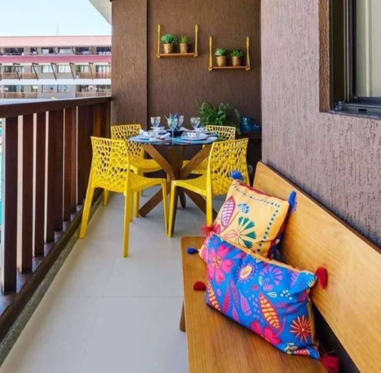 13. Mesa com cadeira para sacada na cor amarela &ndash; Foto Valsaleme