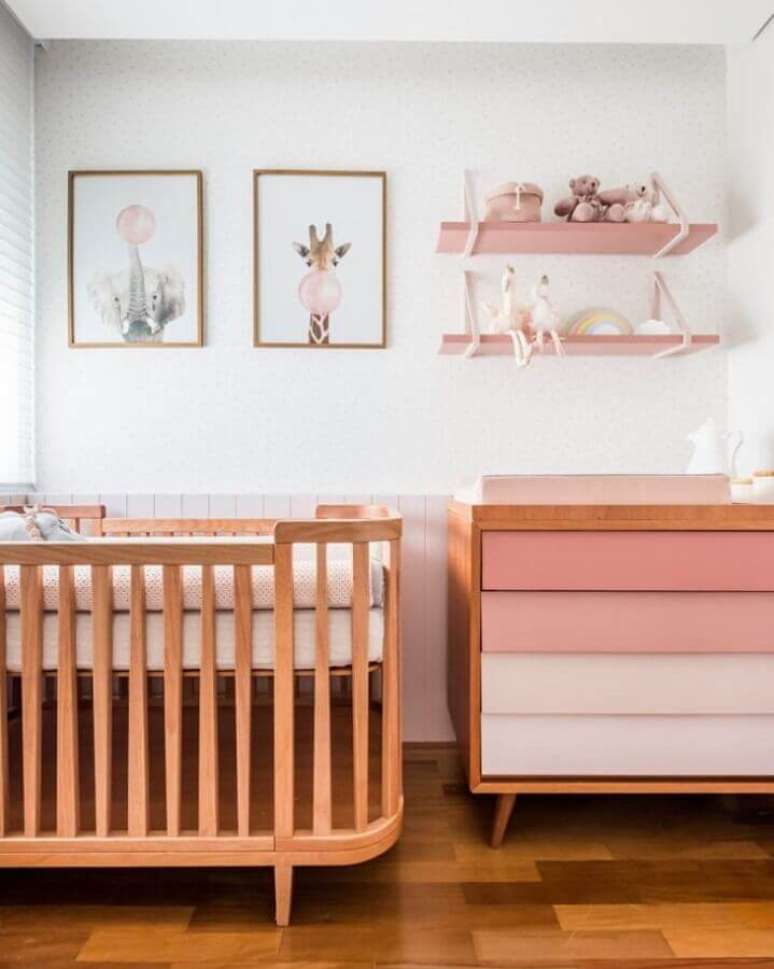 10. Decora&ccedil;&atilde;o com gaveteiro para quarto de beb&ecirc; branco e rosa &ndash; Foto: Decor F&aacute;cil
