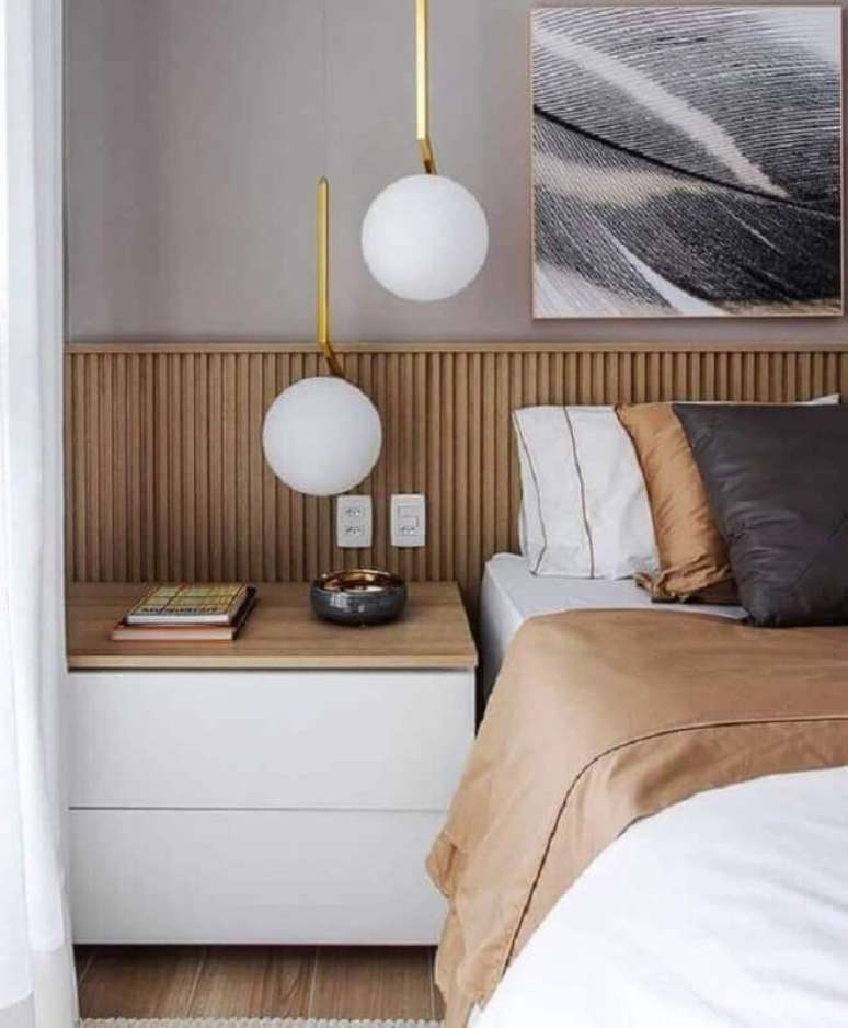 43. Gaveteiro baixo para quarto decorado com cabeceira de painel ripado &ndash; Foto: Blanco Interiores