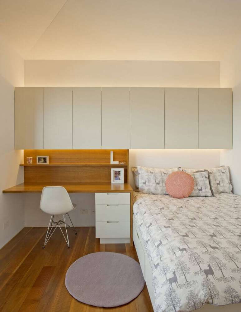 55. Gaveteiro para quarto simples decorado com armário aéreo – Foto: Richard Cole Architecture