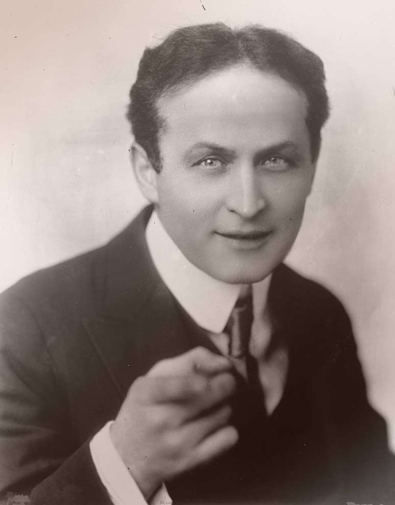 Harry Houdini (1874-1926), mágico e escapista americano nascido na Hungria