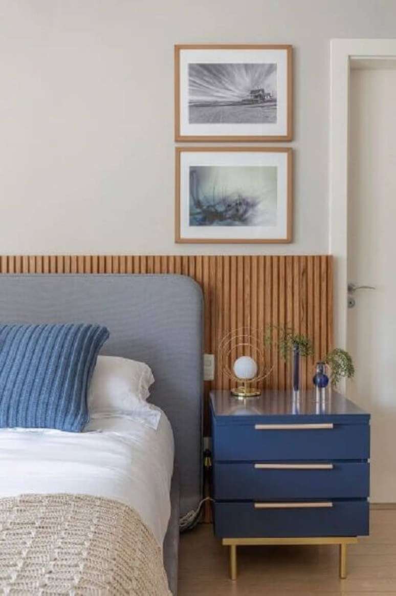 60. Gaveteiro pequeno para quarto decorado com cabeceira cinza e painel ripado &ndash; Foto: Casa Abril