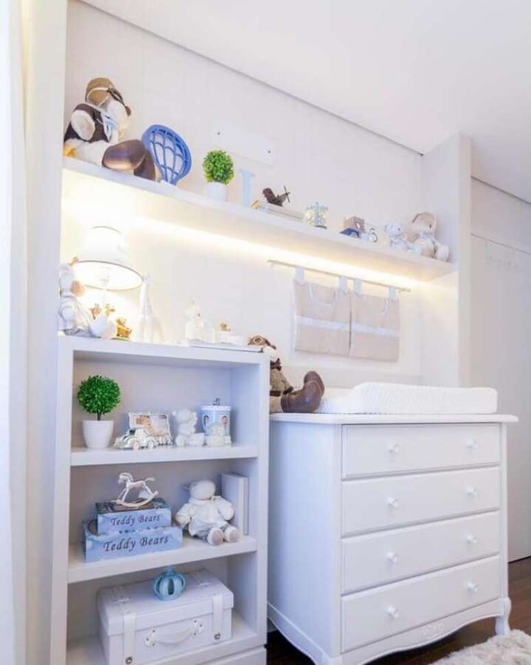27. Decoração clean com gaveteiro para quarto de bebê branco – Foto: Kids Arquitetura