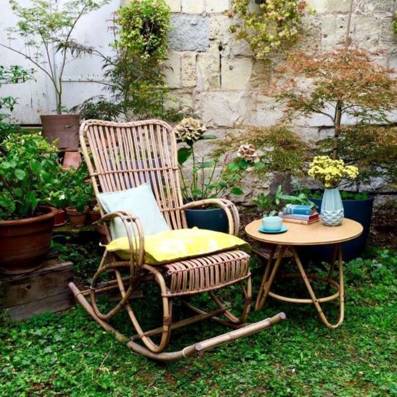 6. Sacada decorada com plantas e cadeira de balanço de vime – Foto Chez Ginete