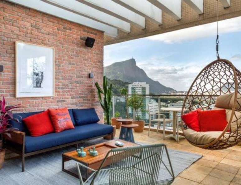 11. Decora&ccedil;&atilde;o moderna com cadeira para sacada suspensa &ndash; Foto Hana Lerner Arquitetura