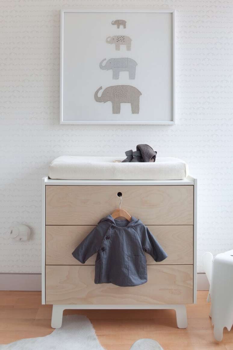 58. Gaveteiro pequeno para quarto de bebe decorado em cores claras – Foto: Houzz