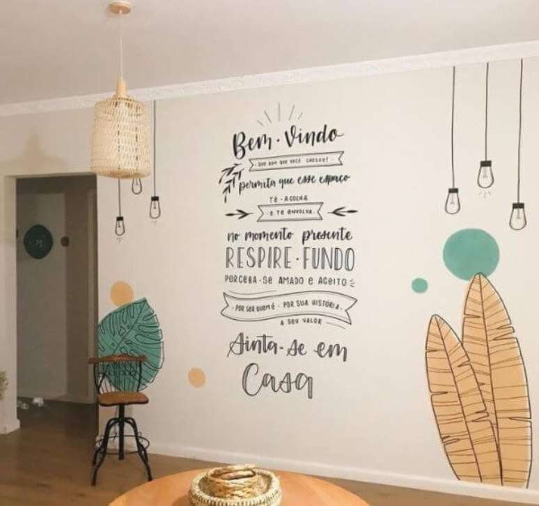 35. Casa com lettering na parede branca da sala – Foto Leticia Borges Hand Lettering