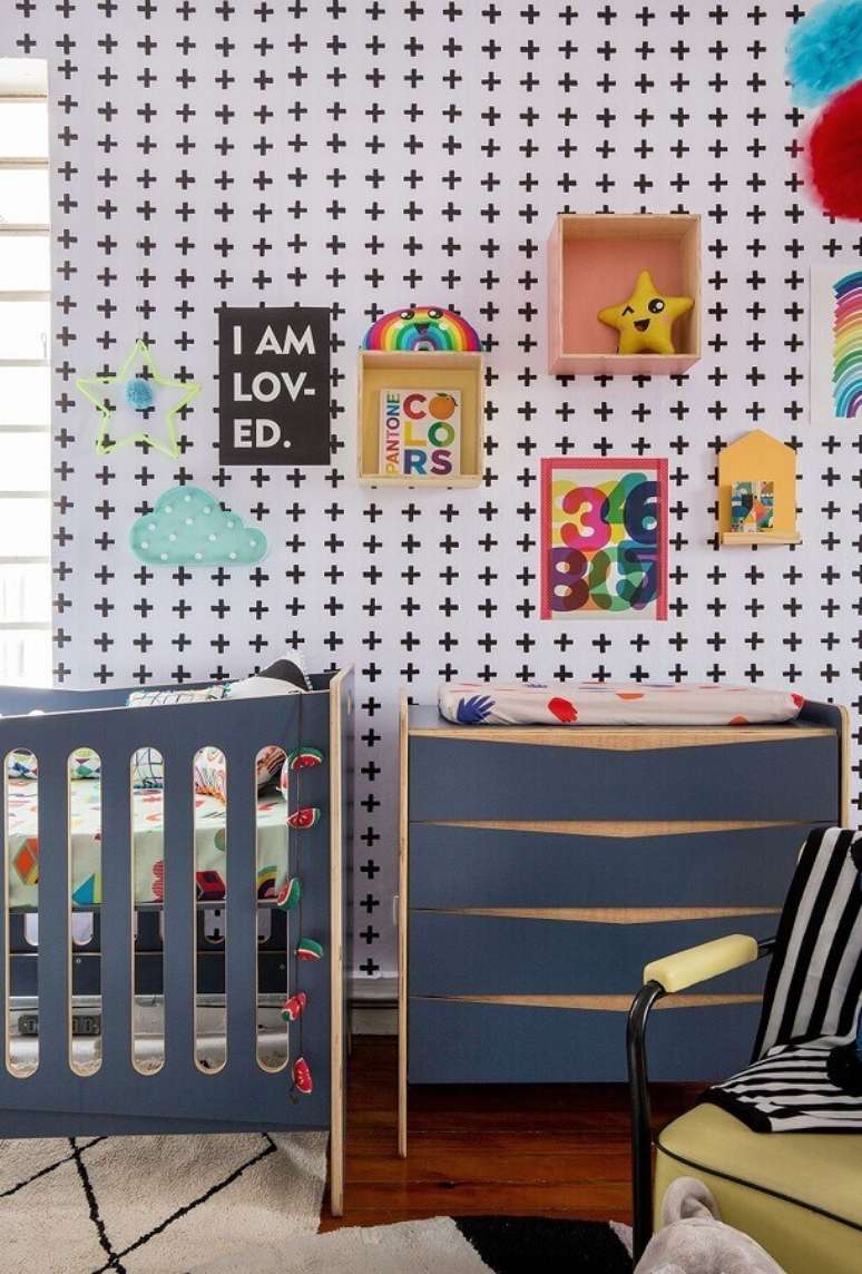 17. Cômoda gaveteiro para quarto de bebê decorado com papel de parede preto e branco – Foto: MOOUI