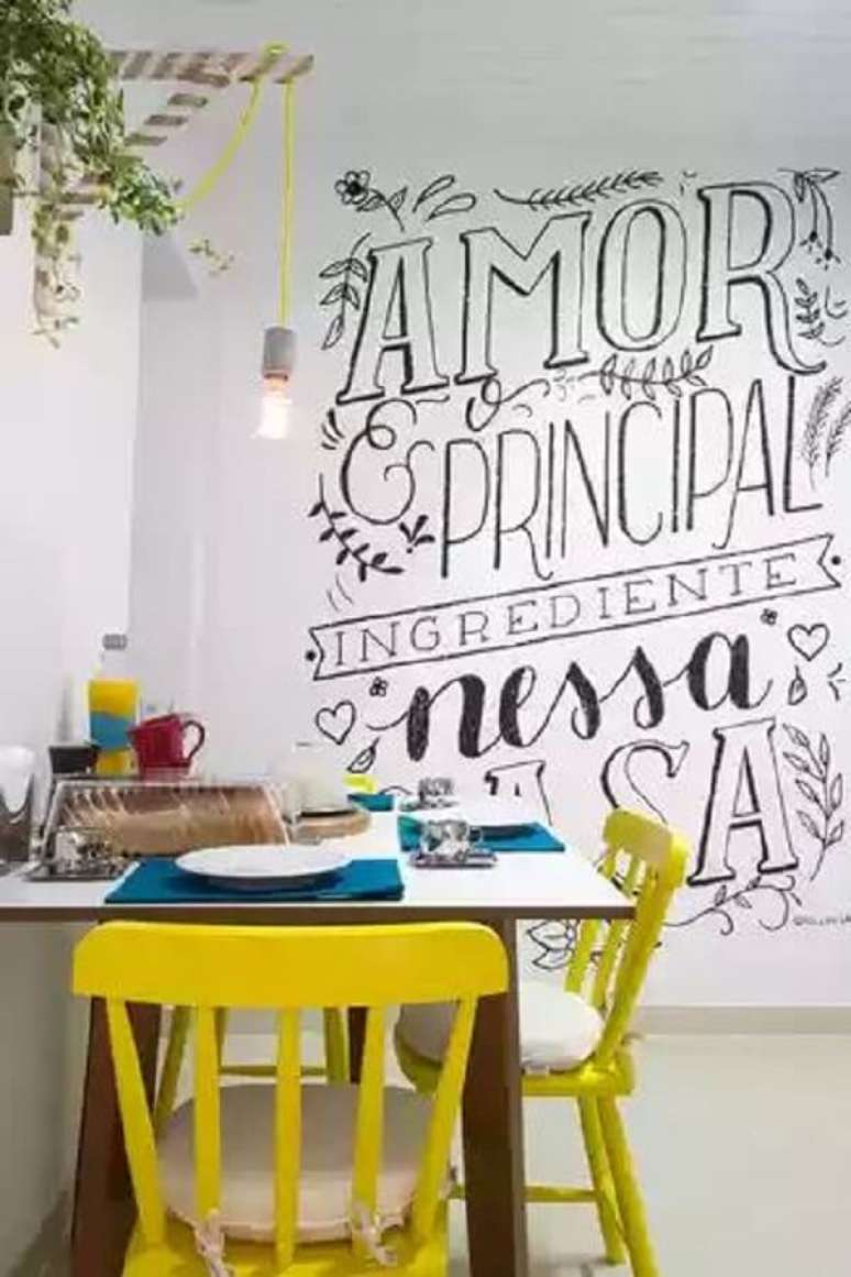 25. Sala de jantar com lettering na parede preto e branco &ndash; Foto Na Lousa