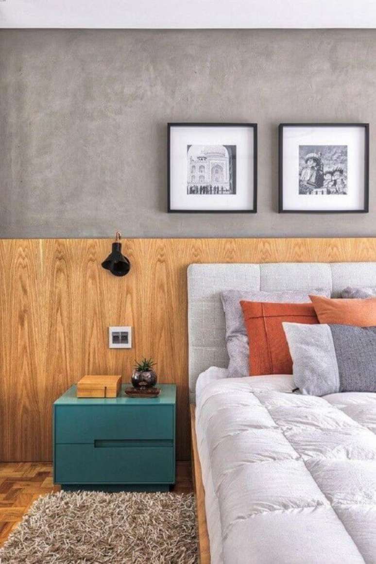 5. Decoração moderna com parede de cimento queimado e gaveteiro baixo para quarto – Foto: Casa Vogue
