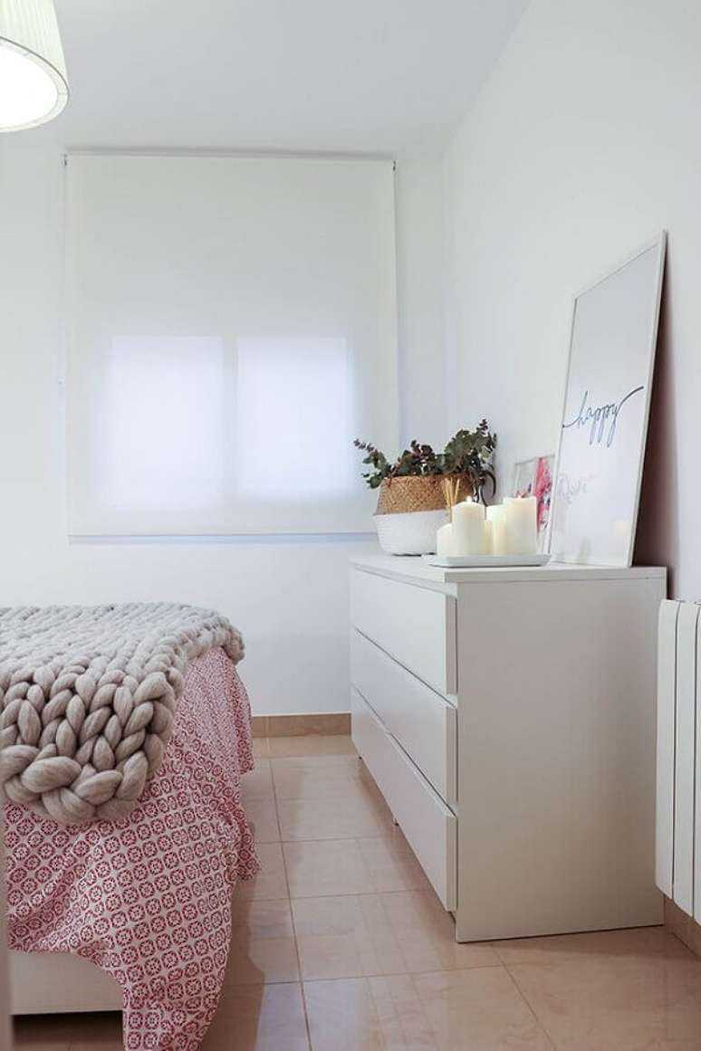 25. Decoração clean com gaveteiro branco para quarto – Foto: Boho Decor Chic