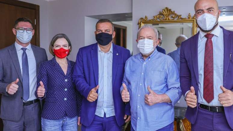 Lula e a presidente do PT, Gleisi Hoffmann, em encontro com o presidente do PROS, Eurípedes de Macedo. Partido compôs a coligação que reelegeu Dilma, mas seus deputados votaram em maioria pelo impeachment