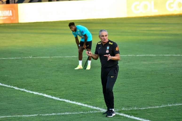 Tite promove uma sucessão de testes no confronto com os uruguaios (Foto: Divulgação/FAAR)