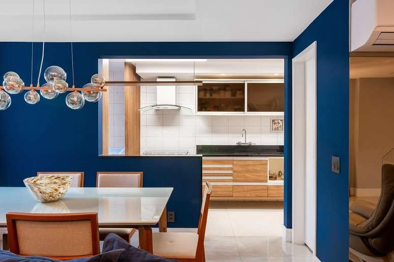 7. O lustre moderna n&atilde;o passa despercebido no d&eacute;cor. Foto: Gustavo Bresciani