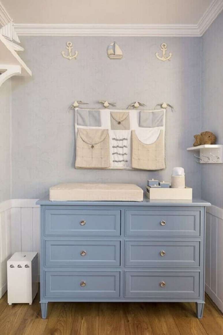 9. Decoração com cômoda gaveteiro para quarto de bebê azul e branco – Foto: Carminatto