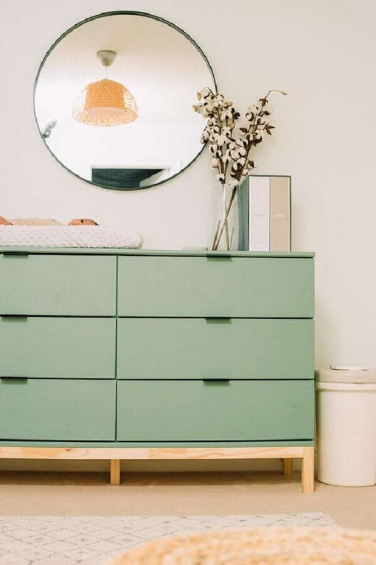 29. Decoração com espelho redondo e cômoda gaveteiro para quarto – Foto: Home Fashion Trend