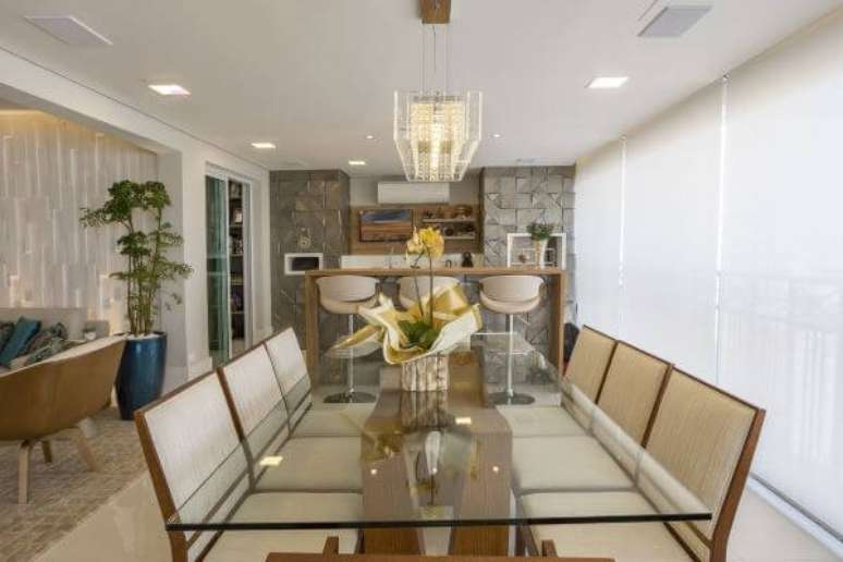 51. Varanda gourmet decorada com vaso de flor amarela e cadeiras de madeira – Foto Concept Engenharia e Design