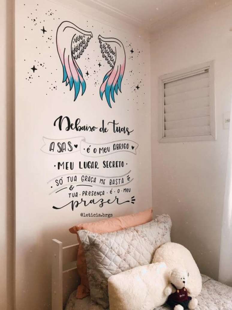 23. Quarto com lettering na parede &ndash; Foto Leticia Borges