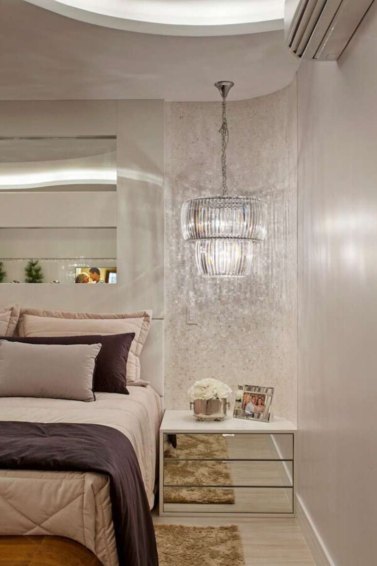 56. Gaveteiro para quarto sofisticado decorado com lustre de vidro – Foto: Homify