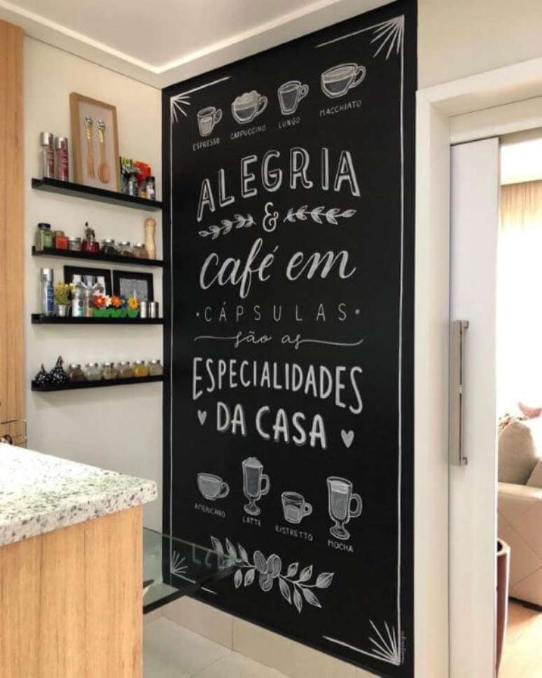 8. Lettering na parede da cozinha com móveis planejados – Foto Tiemi