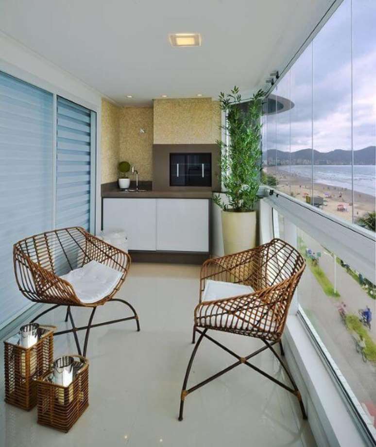 49. Cadeira para sacada de apartamento com plantas e cortina de vidro -Foto Landeria e Goes Arquitetura