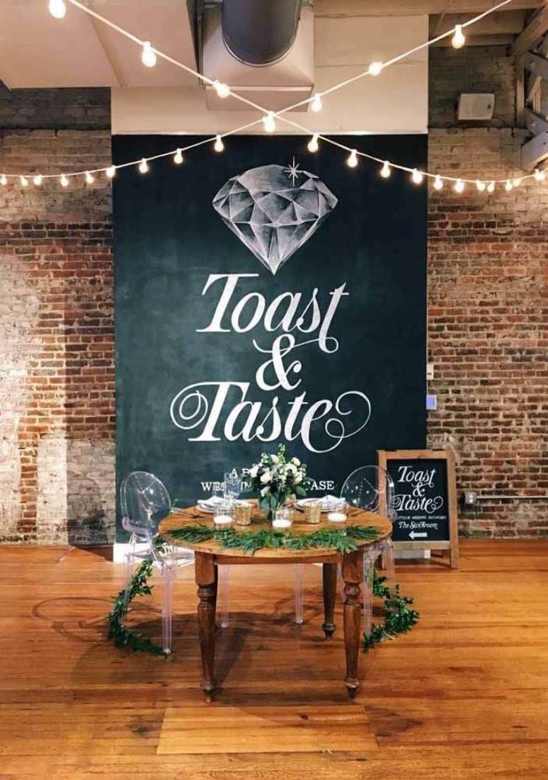 11. Decora&ccedil;&atilde;o de jantar com lettering na parede &ndash; Foto Decor Facil