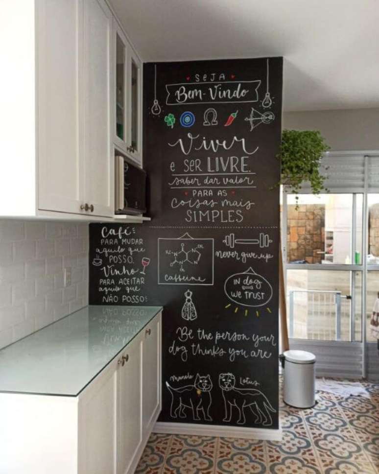 33. Cozinha com lettering na parede e armários brancos – Foto Nathalia Lettering