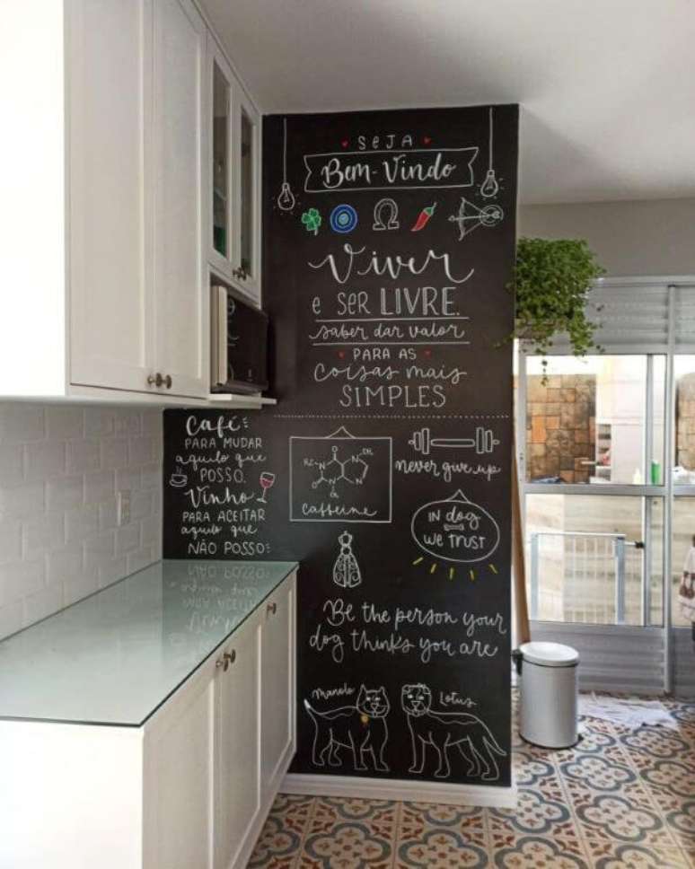 33. Cozinha com lettering na parede e arm&aacute;rios brancos &ndash; Foto Nathalia Lettering