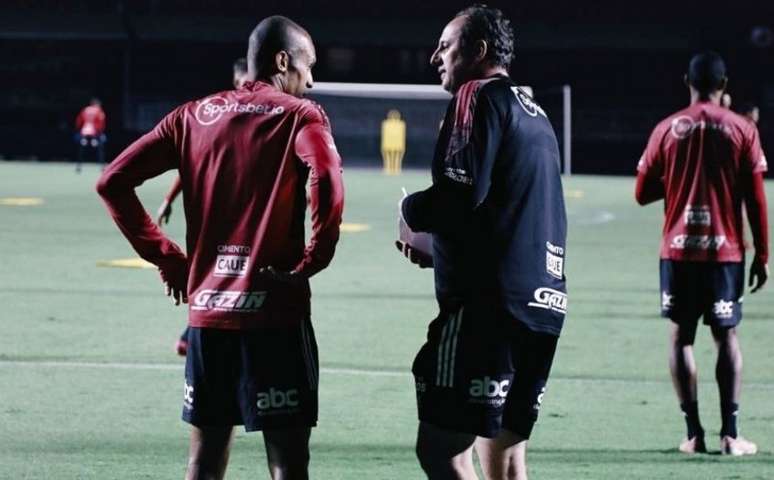 Rogério Ceni conversa com Miranda durante treino (Foto: Rubens Chiri / saopaulofc)
