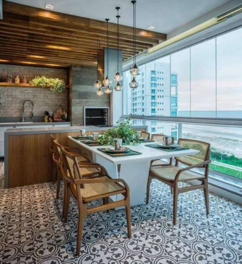 41. Cadeira para sacada de madeira na &aacute;rea gourmet com churrasqueira &ndash; Foto Larissa Catossi Arquitetura