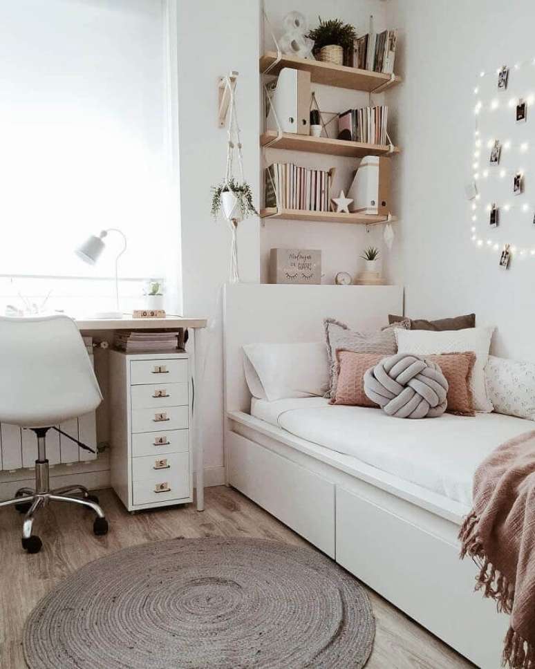 42. Decora&ccedil;&atilde;o simples com gaveteiro pequeno para quarto com escrivaninha &ndash; Foto: Achzine