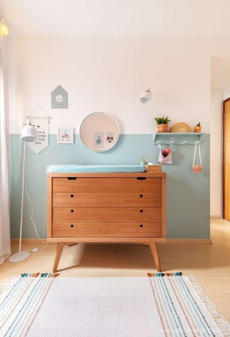 45. Gaveteiro de madeira para quarto infantil decorado com meia parede pintada – Foto: Histórias de Casa