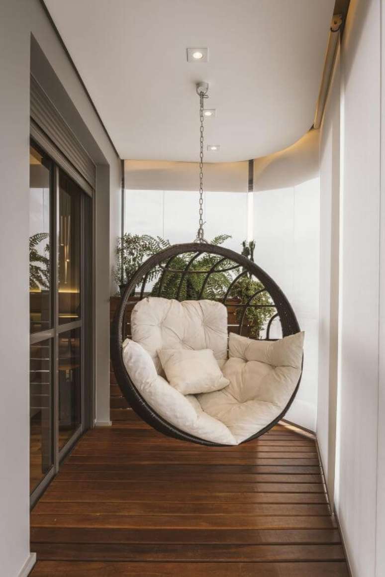 44. Cadeira de balanço para sacada confortável e janela de vidro – Foto Altera Arquitetura