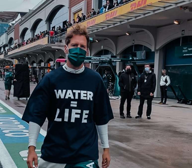 Na Turquia, Vettel usou camiseta com mensagem sobre a preservação da água