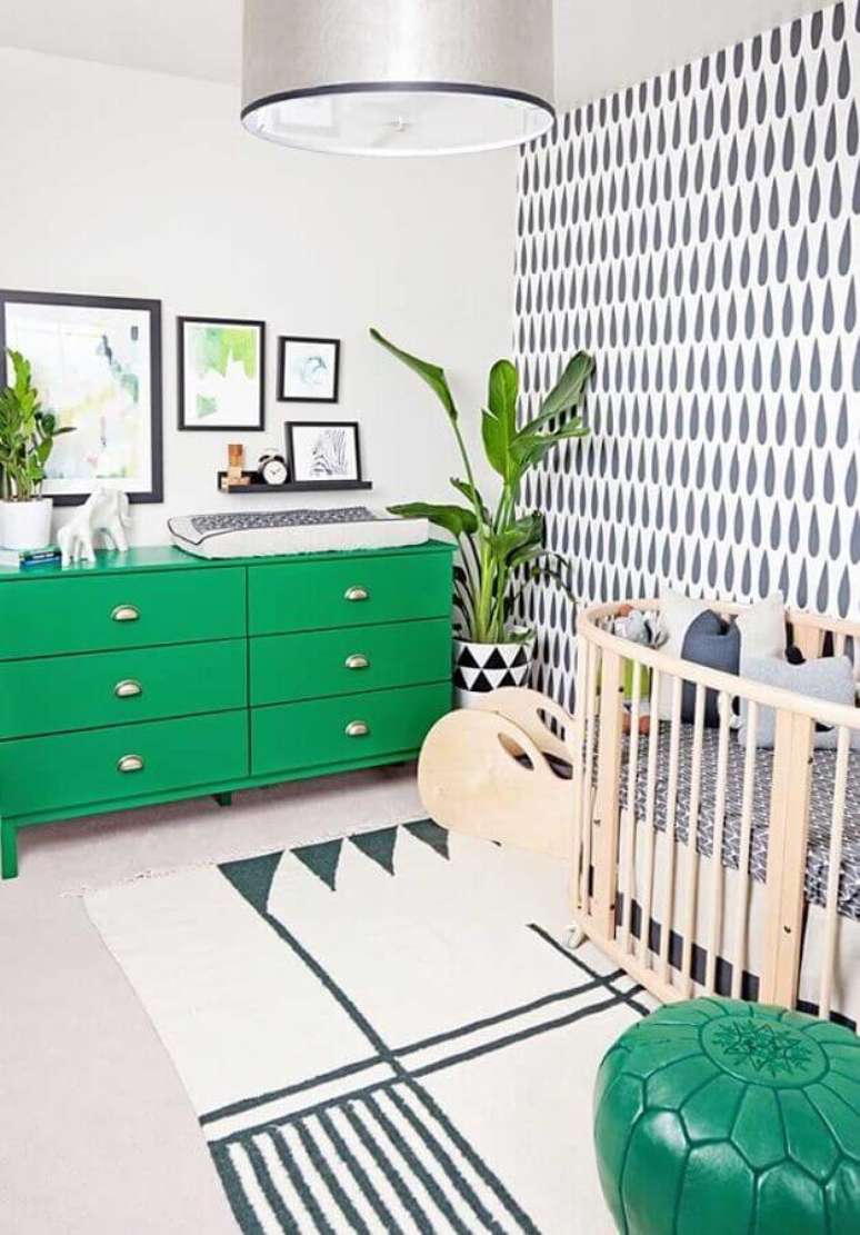 5. C&ocirc;moda verde para decora&ccedil;&atilde;o de quarto de beb&ecirc; unissex branco &ndash; Foto: Home Fashion Trend