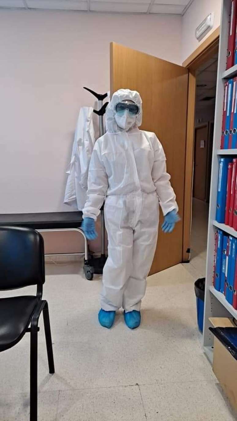 Em meio à pandemia, Rosa com traje de proteção sanitária