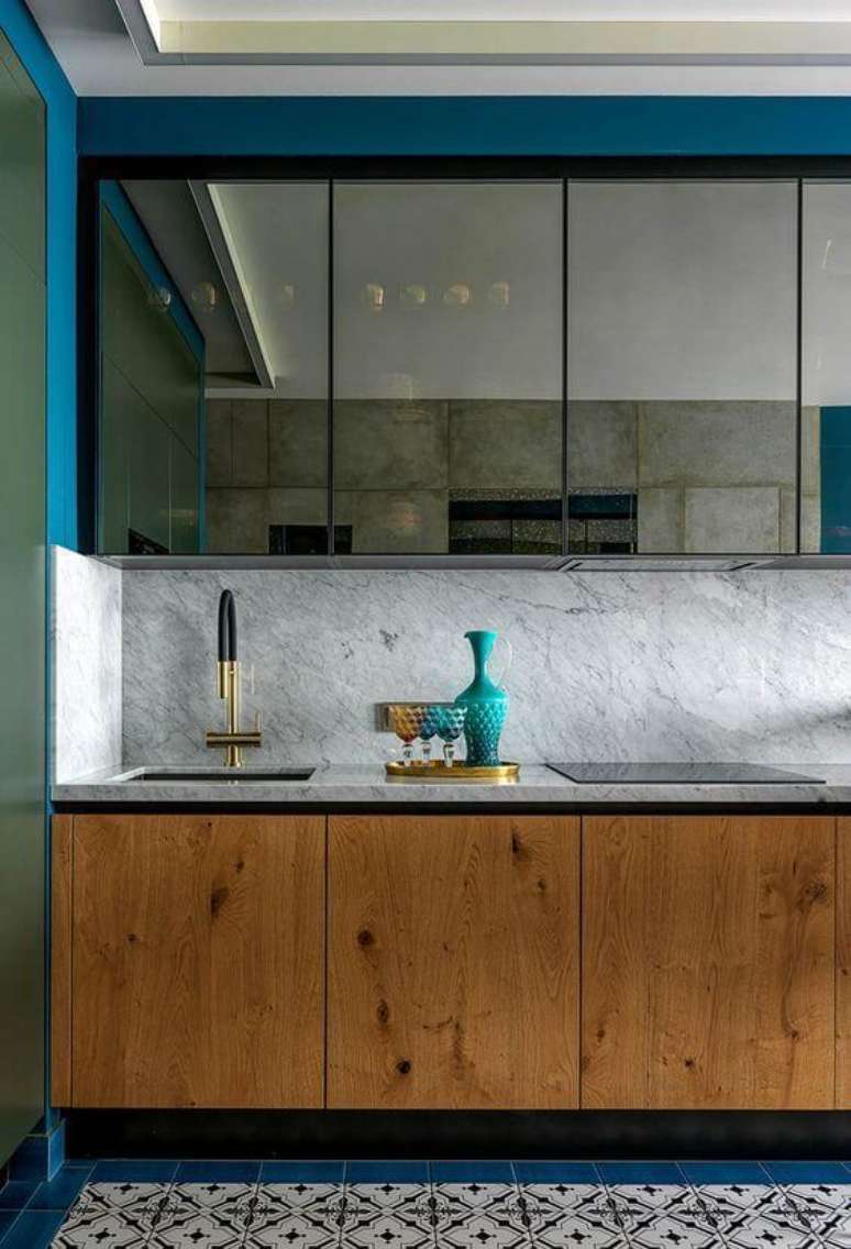 29. Cozinha com mármore cinza e armários de madeira – Foto Pufik Homes