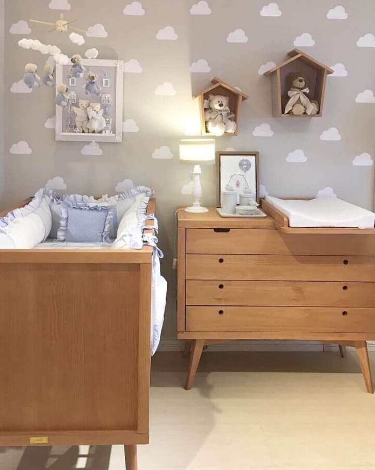 4. Móveis de madeira para decoração de quarto de bebê unissex com papel de parede de nuvens – Foto: Histórias de Casa