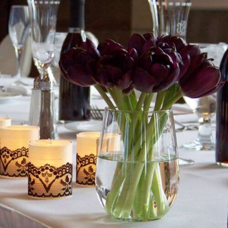 34. Vaso de vidro com tulipas pretas na decoração – Foto Floral Verde