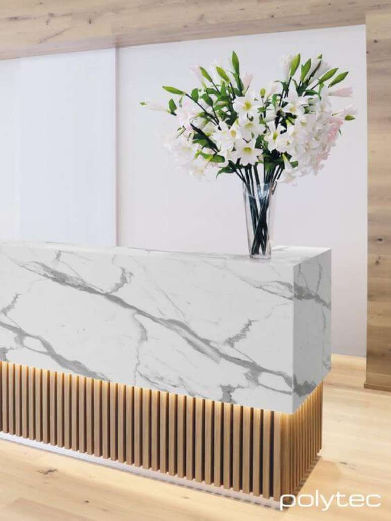 58. Balcão de mármore branco e cinza e madeira para sala de espera luxuosa – Foto Polytec