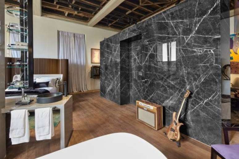 4. Banheiro com mármore cinza no revestimento na parede – Foto Casa Cor MG 17