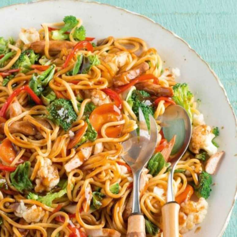 O yakisoba mais delicioso está aqui! Visite uma de nossas casas e