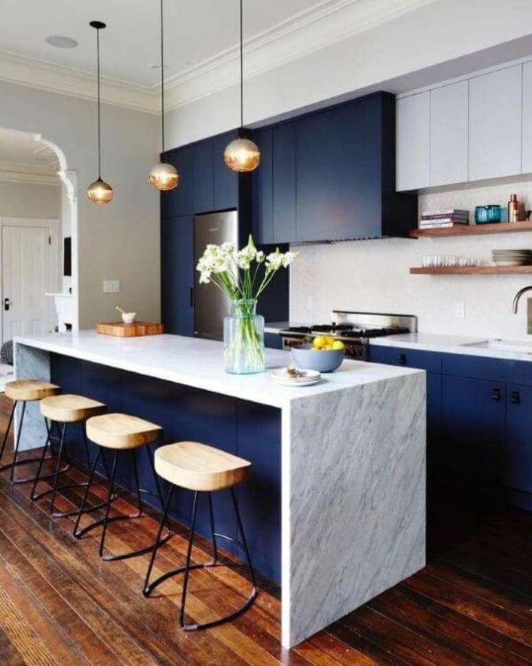21. Cozinha azul com bancada de mármore cinza – Foto Forum Arquitetura