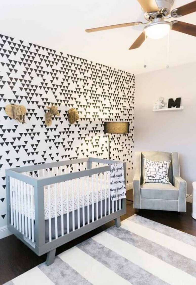 28. Decora&ccedil;&atilde;o de quarto de beb&ecirc; unissex com papel de parede preto e branco &ndash; Foto: Home Fashion Trend