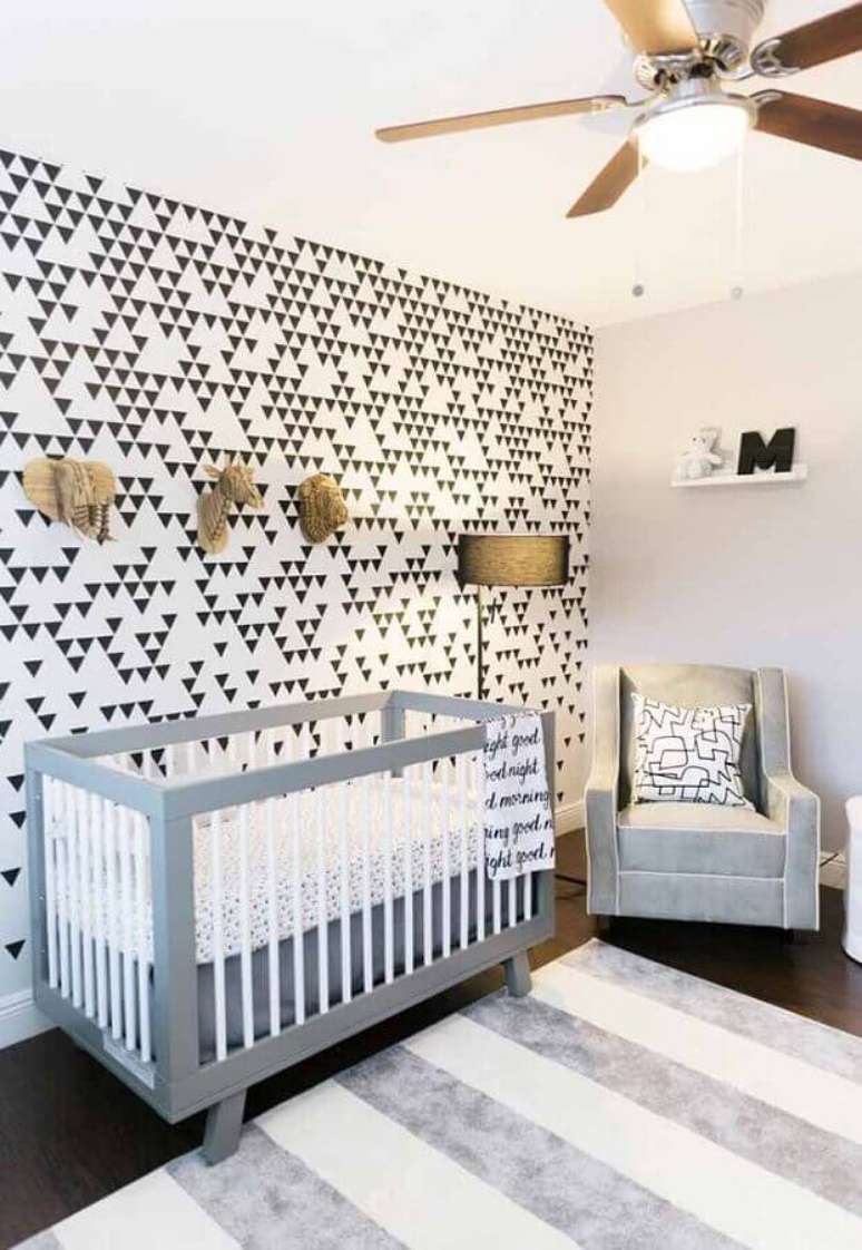 28. Decoração de quarto de bebê unissex com papel de parede preto e branco – Foto: Home Fashion Trend