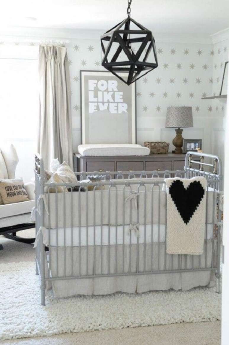 35. Lustre preto moderno para decoração de quarto de bebê unissex cinza e branco – Foto: MyDomaine