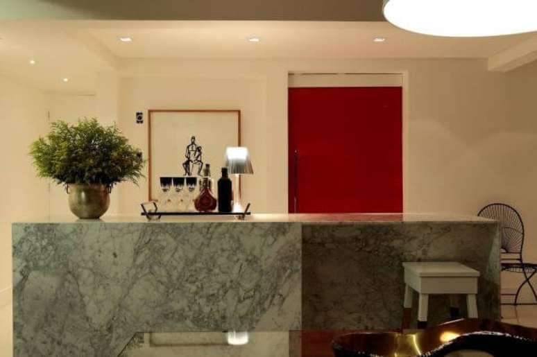 10. Bancada de mármore cinza na sala de estar moderna – Foto Rodrigo Fonseca