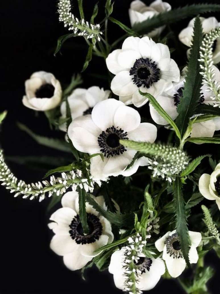 28. Flores em preto e branco no vaso – Foto Greige Design