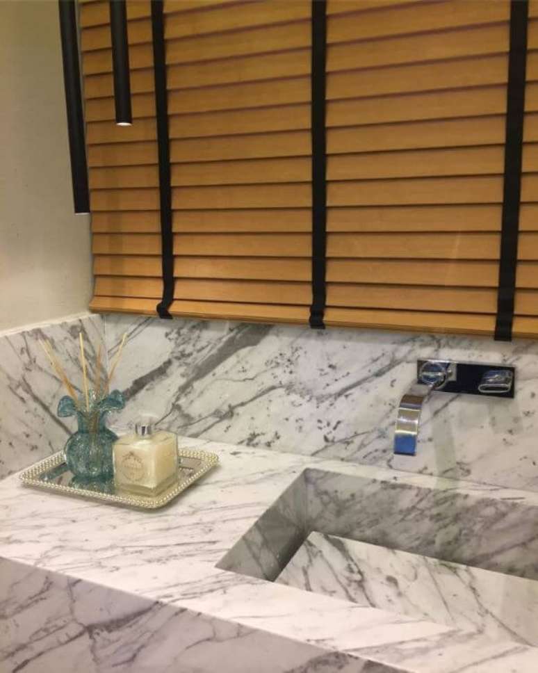 17. Banheiro com mármore cinza – Foto Oliveira Bidegain