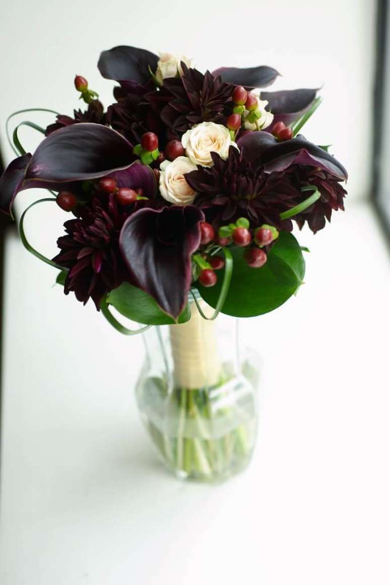 14. Vaso de vidro com flor preta e vermelha – Foto Flickr